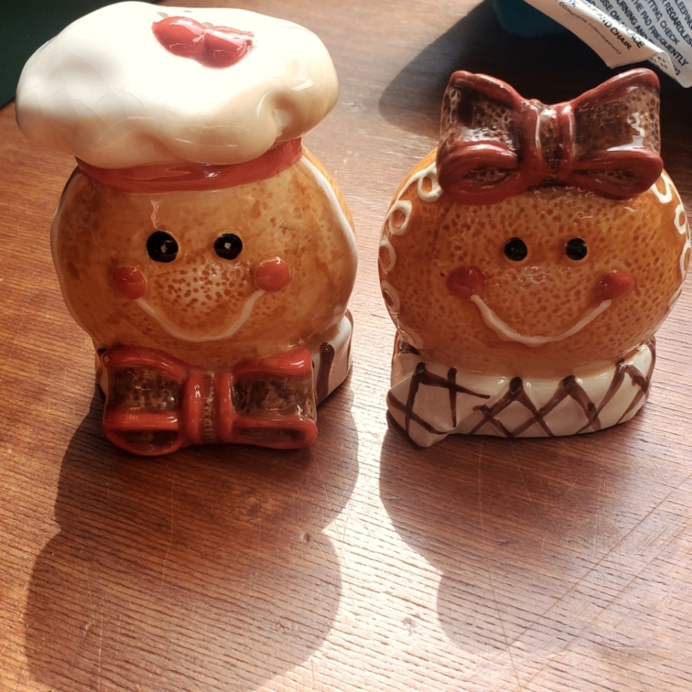 Gingerbread salt and pepper shakers